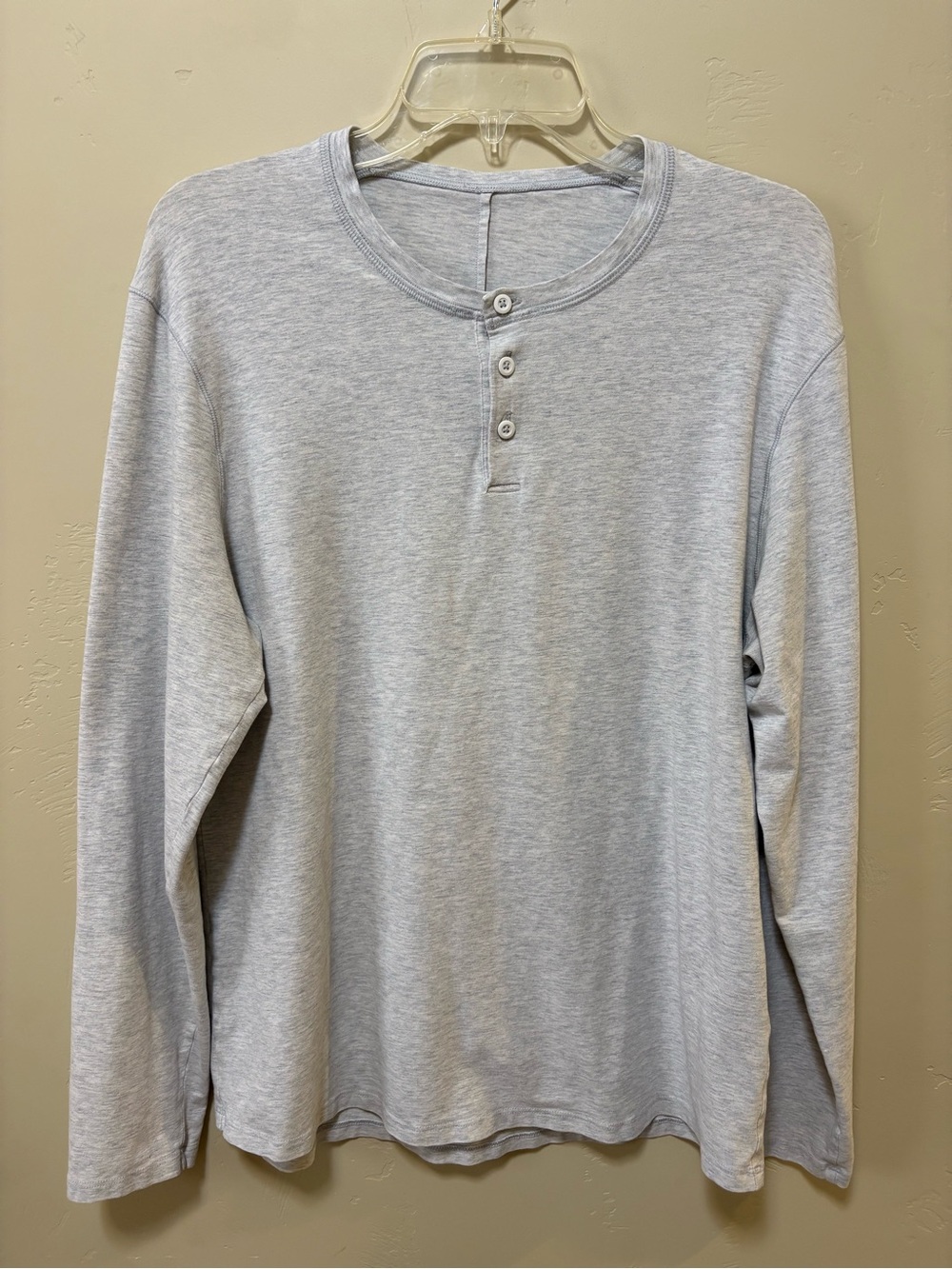 Men’s Lululemon long sleeve henley top in a light grey. ** Size M/L ? **